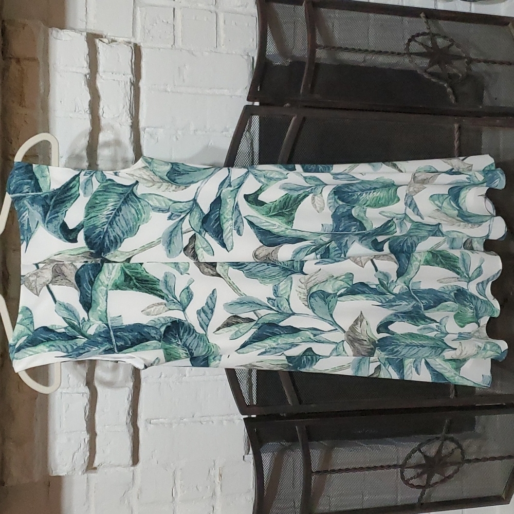Pretty sleeveless dress with a leaf pattern perfect for parties, weddings etc. - Picture 4 of 6